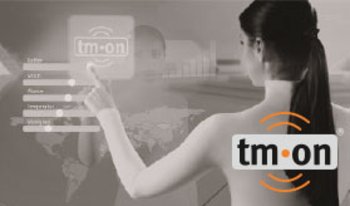Frau tippt auf tm-on Servicesysem Logo