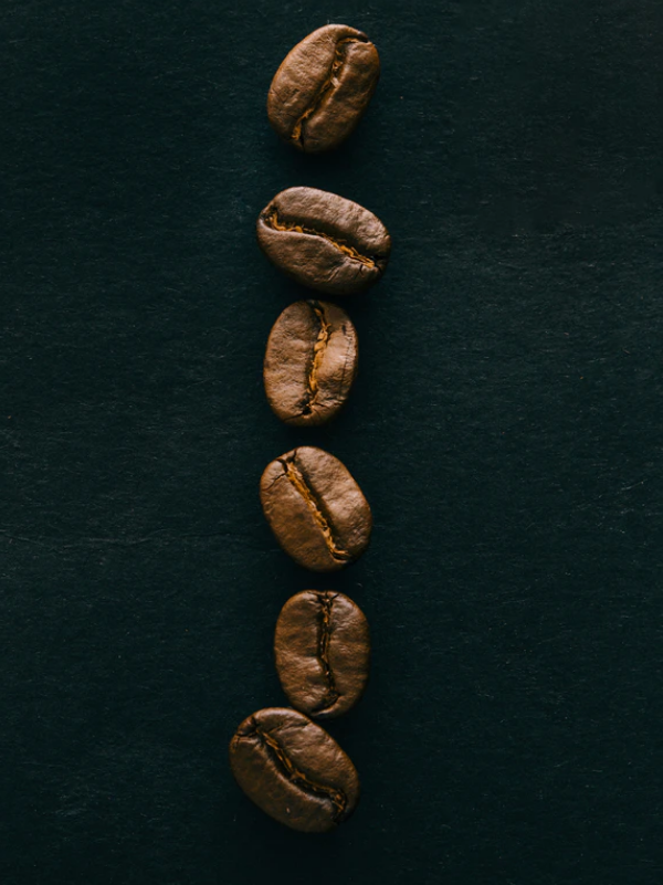Kaffeebohnen auf schwarzem Hintergrund